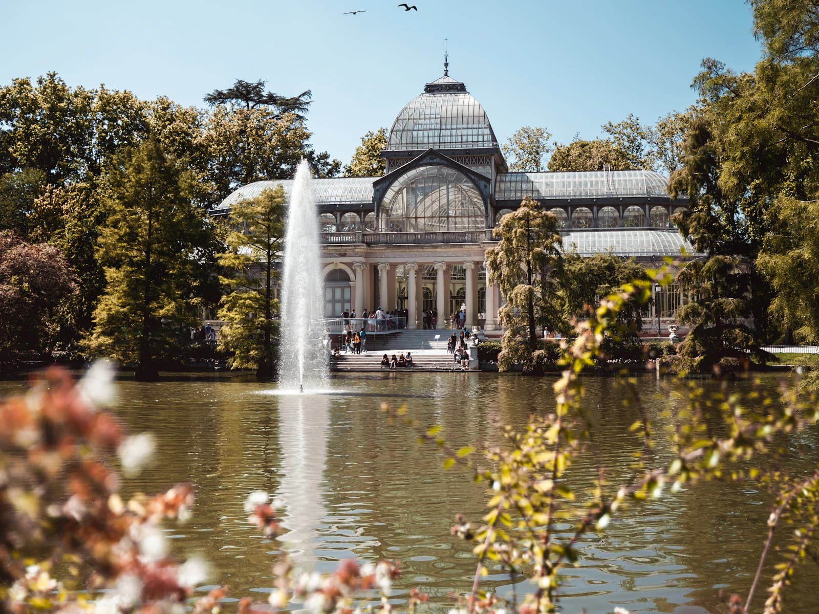 El Palacio de Cristal del Retiro reflejado en el lago de Madrid